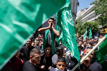 Una manifestación de palestinos en Ramallah con insignias de Hamas (REUTERS/Mohammed Torokman/Archivo)