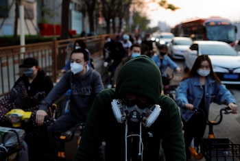 Gente con máscaras a la