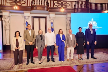 Autoridades y representantes gubernamentales durante la rueda de prensa en el Salón de las Cariátides del Palacio Nacional, donde se anunció que la República Dominicana alcanzó la meta de Hambre Cero reconocida por la FAO (Cortesía: Presidencia RD).