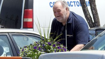 El padre de Meghan Markle recoge flores para llevar a la casa de su ex esposa y la madre de Meghan, Doria Ragland, en Los Ángeles, California. (© 2018 Splash News/The Grosby Group)
