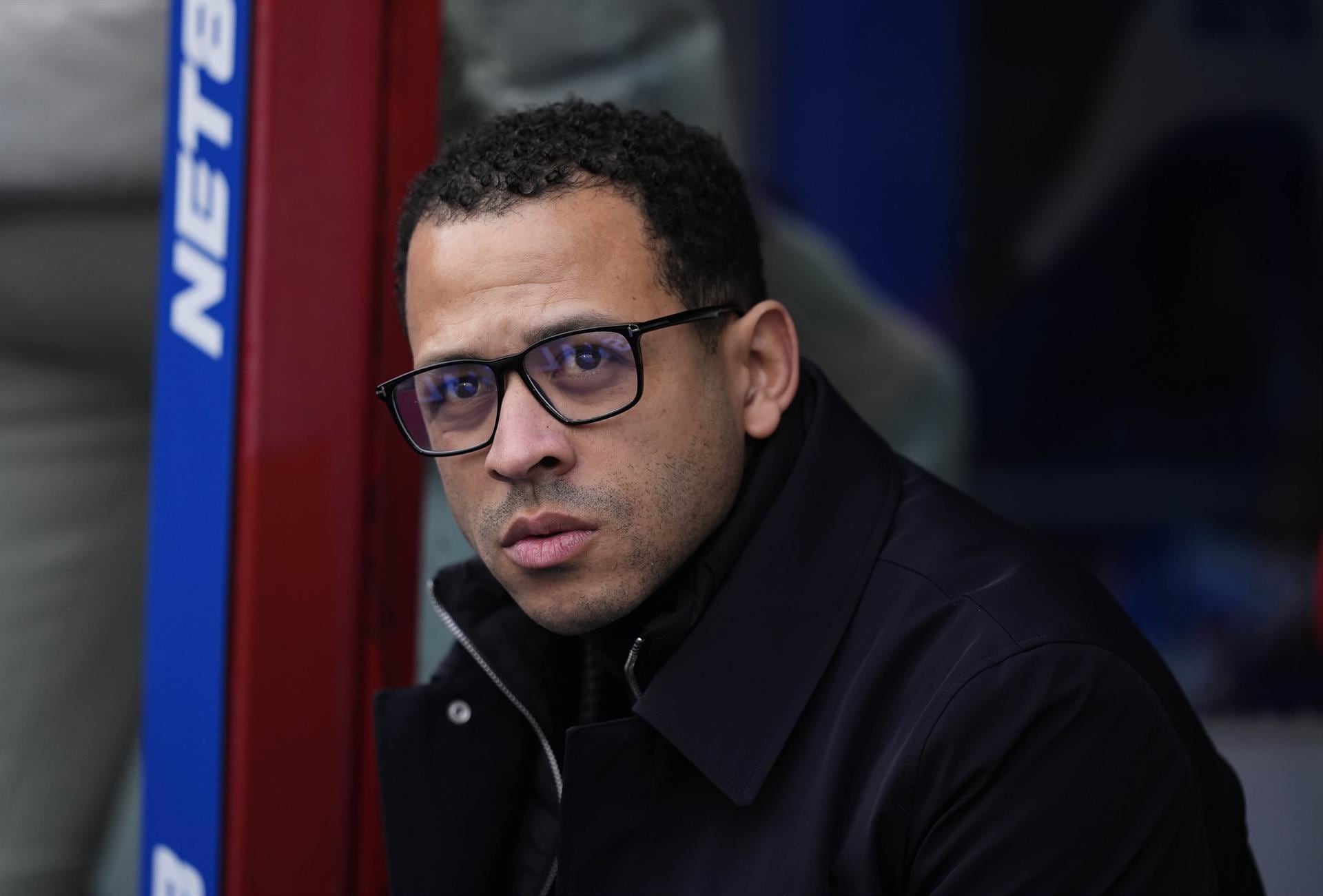 Liam Rosenior fue despedido del Chelsea luego de la derrota 0-3 frente al Brighton (Europa Press)