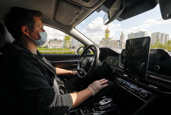 Los autos no solo recolectan datos de conducción, sino también detalles íntimos del estilo de vida del conductor. (REUTERS/Shamil Zhumatov)