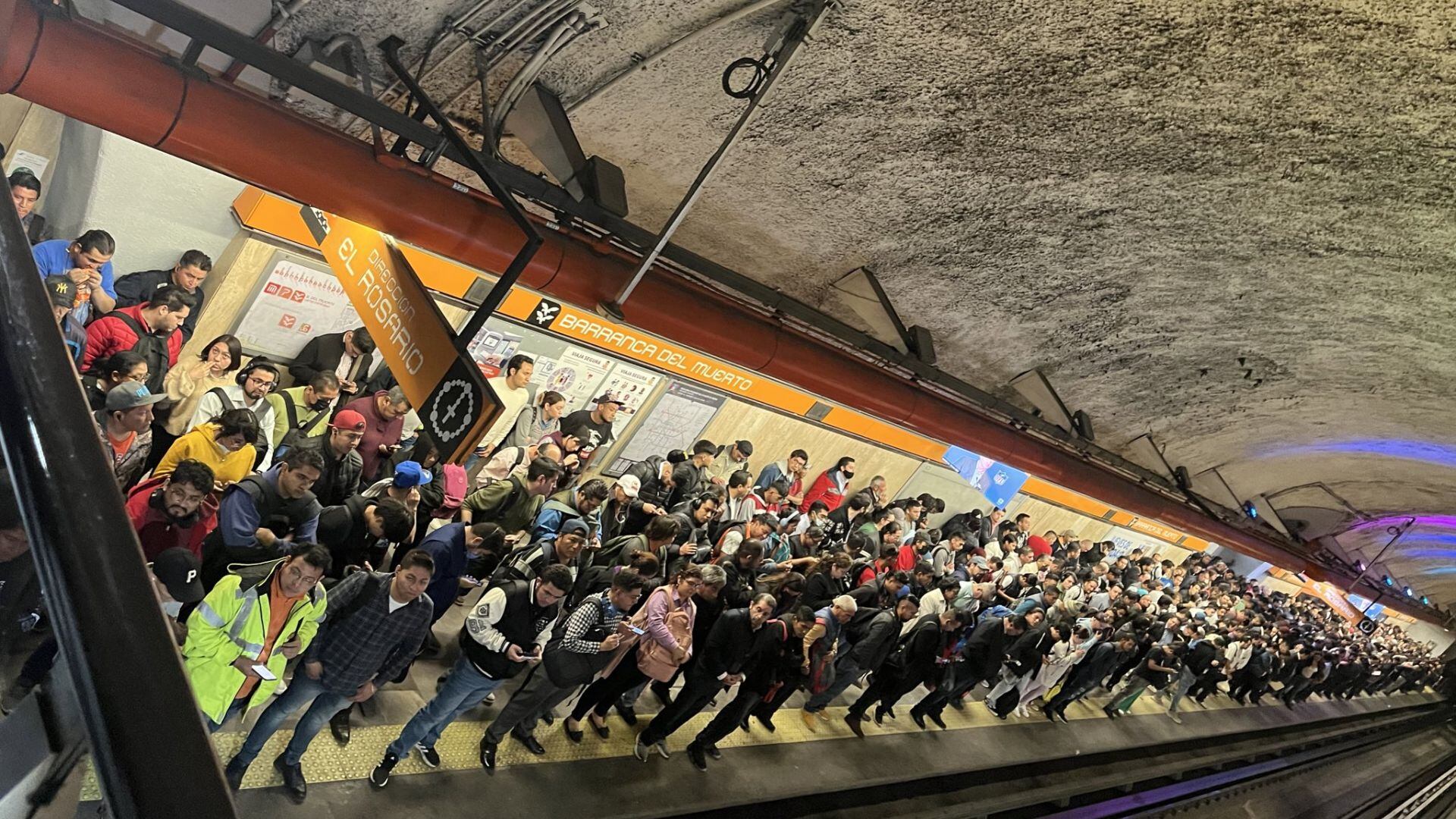 Reportan retrasos en la Línea 7 y alta afluencia de pasajeros (X// @SarahiPamela)