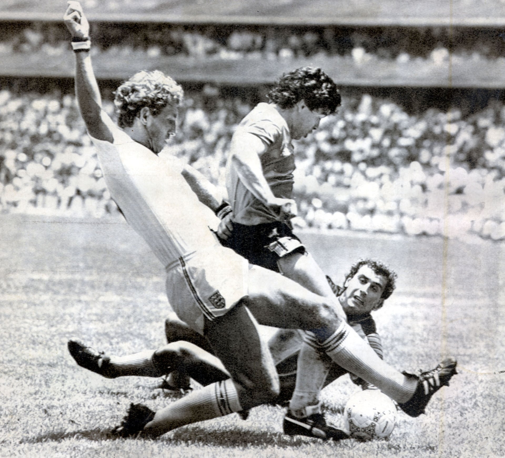 Maradona cierra el Gol del Siglo ante la desesperación de Shilton (Ted Blackbrow/Daily Mail/Shutterstock)