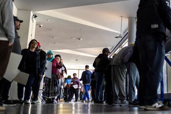 Votantes esperan en fila para