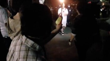 En Japón, una mujer intentó apagar la antorcha olímpica con una pistola de agua mientras gritaba: