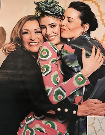 Silvia Pasquel, Michelle y Stephanie Salas también posaron juntas.