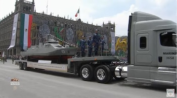 Elementos de la Semar desfilan