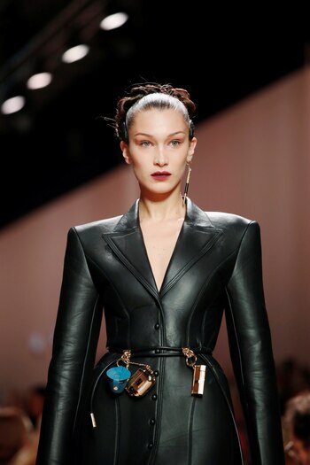 El Regreso del Lujo Silencioso: Cómo TikTok y las Celebridades Están Reviviendo la Moda Minimalista