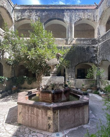 Se localiza en la parte