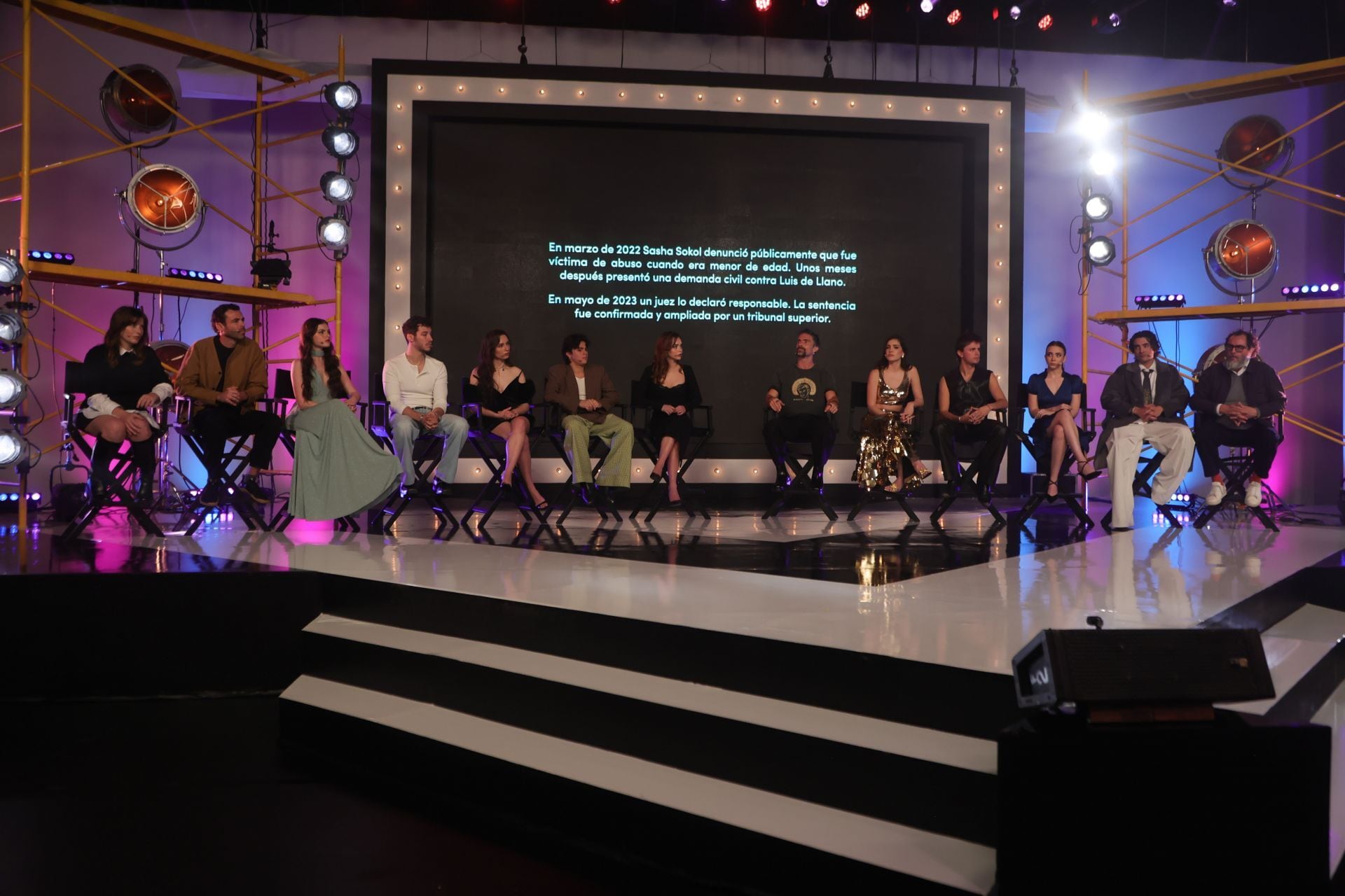 CIUDAD DE MÉXICO, 06OCTUBRE2026.- Durante la presentación a prensa de la serie Timbiriche, se proyectó una leyenda en la que se hace referencia al caso entre la cantante Sasha Sokol y el productor Luis de Llano. FOTO: EDGAR NEGRETE LIRA/CUARTOSCURO.COM