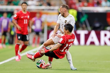 Tae-seok Lee (d), de Corea del Sur, disputa el balón con Vladimir Coufal, de la República Checa, en un partido del grupo A del Mundial de la FIFA 2026 entre Corea del Sur y República Checa en Guadalajara (México) . EFE/Francisco Guasco