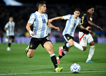Con la casaca de la Selección, ante Perú, por las Eliminatorias sudamericanas (REUTERS/Rodrigo Valle)
