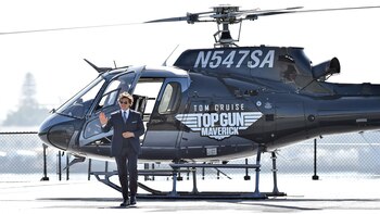 Tom Cruise llegó a la premiere de "Top Gun Maverick" pilotando un helicóptero