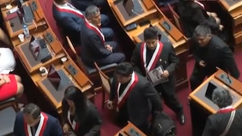 La manifestación se produjo minutos antes del primer discurso presidencial, convirtiéndose en uno de los momentos de mayor tensión de la jornada - Créditos: Captura de pantalla de América TV.