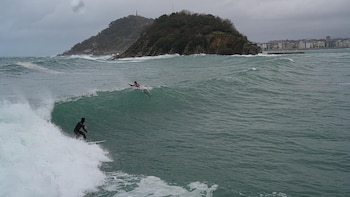 El calor, las olas y el viento ponen en aviso a 4 CCAA, con Cádiz en nivel naranja por rachas de más de 70 km/h