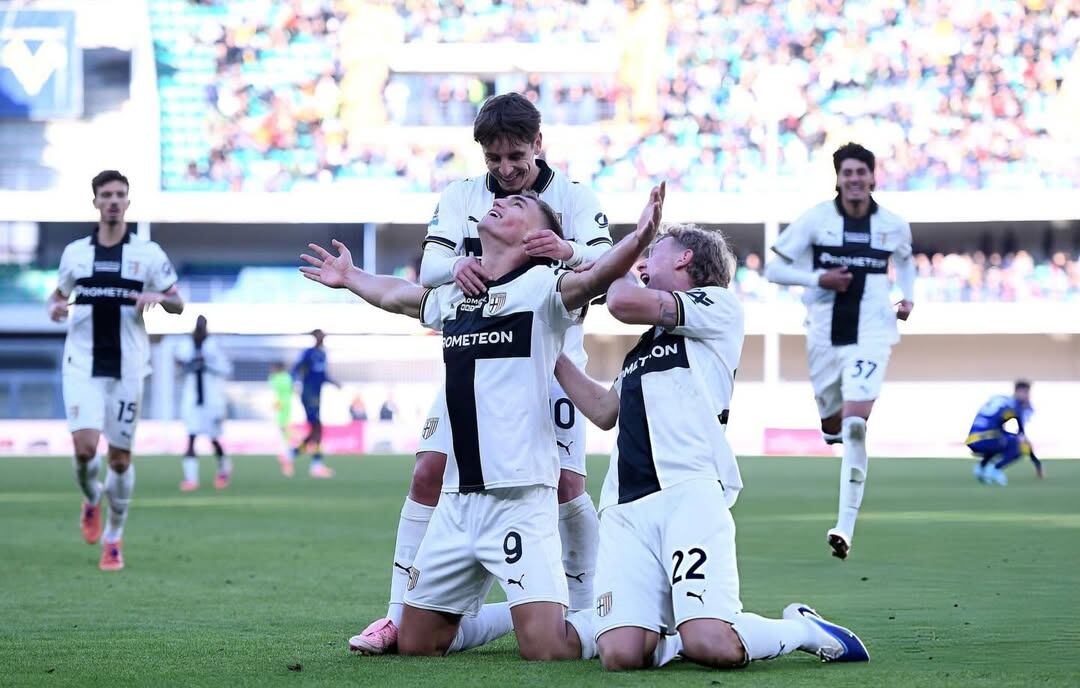 Mateo Pellegrino, con el pantalón número 9, festeja uno de sus goles con el Parma en la Serie A de Italia