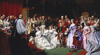 Pintura de una gran boda real con la princesa Victoria y el príncipe Federico en el centro. Numerosos invitados y dignatarios con vestuario de época ceremonial