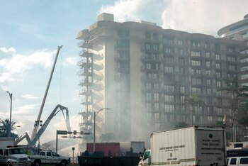 Equipos de rescate trabajan este