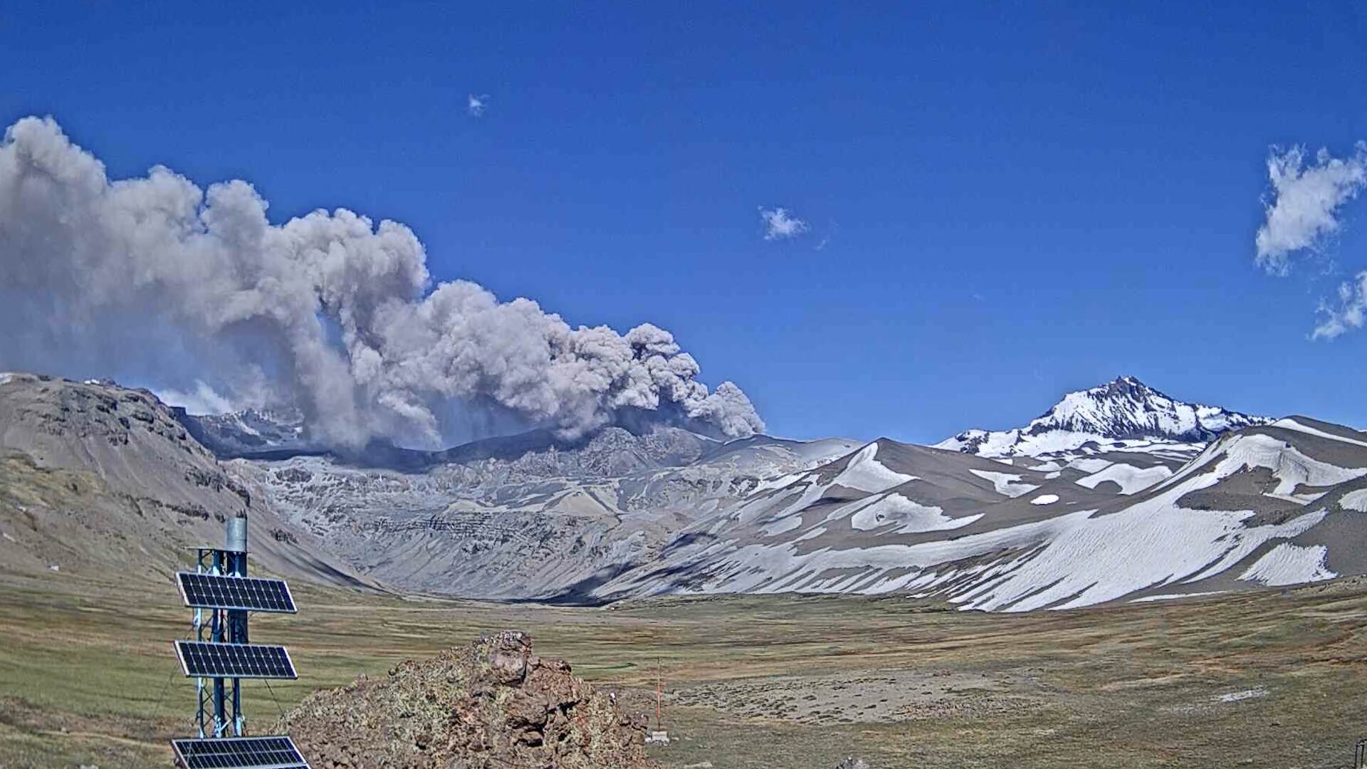 La nube de ceniza se extendió más de mil metros sobre la cumbre del volcán