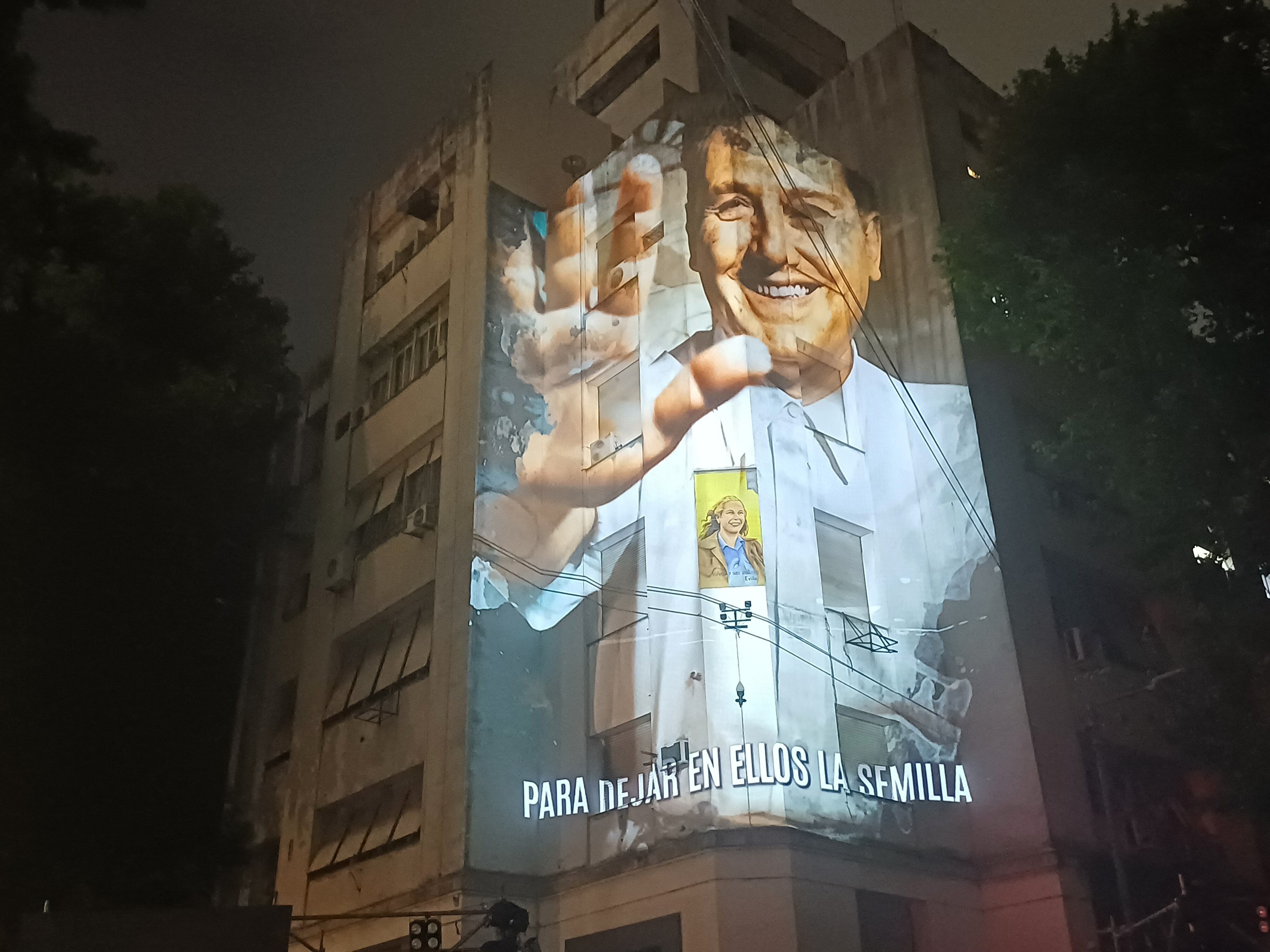 Juan Domingo Perón, cobró vida proyectado sobre el edificio de la CGT
