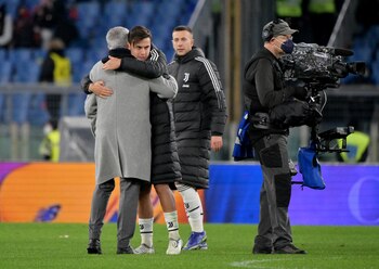 Dybala y un abrazo con
