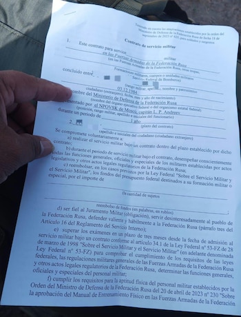 Contrato militar en español firmado por el salvadoreño reclutado, en el cual se estipula un período de servicio de un año en las Fuerzas Armadas de la Federación Rusa.