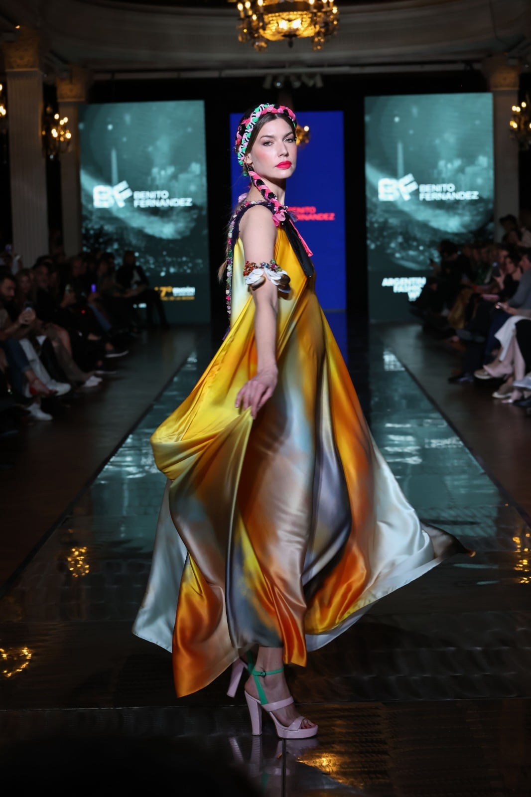 La pasarela rememoró momentos icónicos de la moda argentina, con guiños a desfiles y prendas que marcaron época