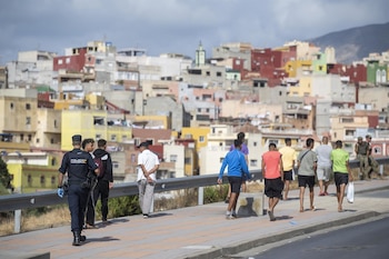 20/08/2026 Migrantes desalojados de la playa del Trampolín de camino a ser reubicados, a 20 de agosto de 2026, en Ceuta (España). La Policía ha comenzado a desalojar el campamento improvisado de migrantes en la playa del Trampolín de Ceuta. La ciudad autónoma sigue afrontando una grave crisis humanitaria después de la histórica entrada masiva de más de 70.000 migrantes a nado por el Tarajal durante los días 30 y 31 del pasado mes de julio.
POLITICA
Marcos Moreno - Europa Press