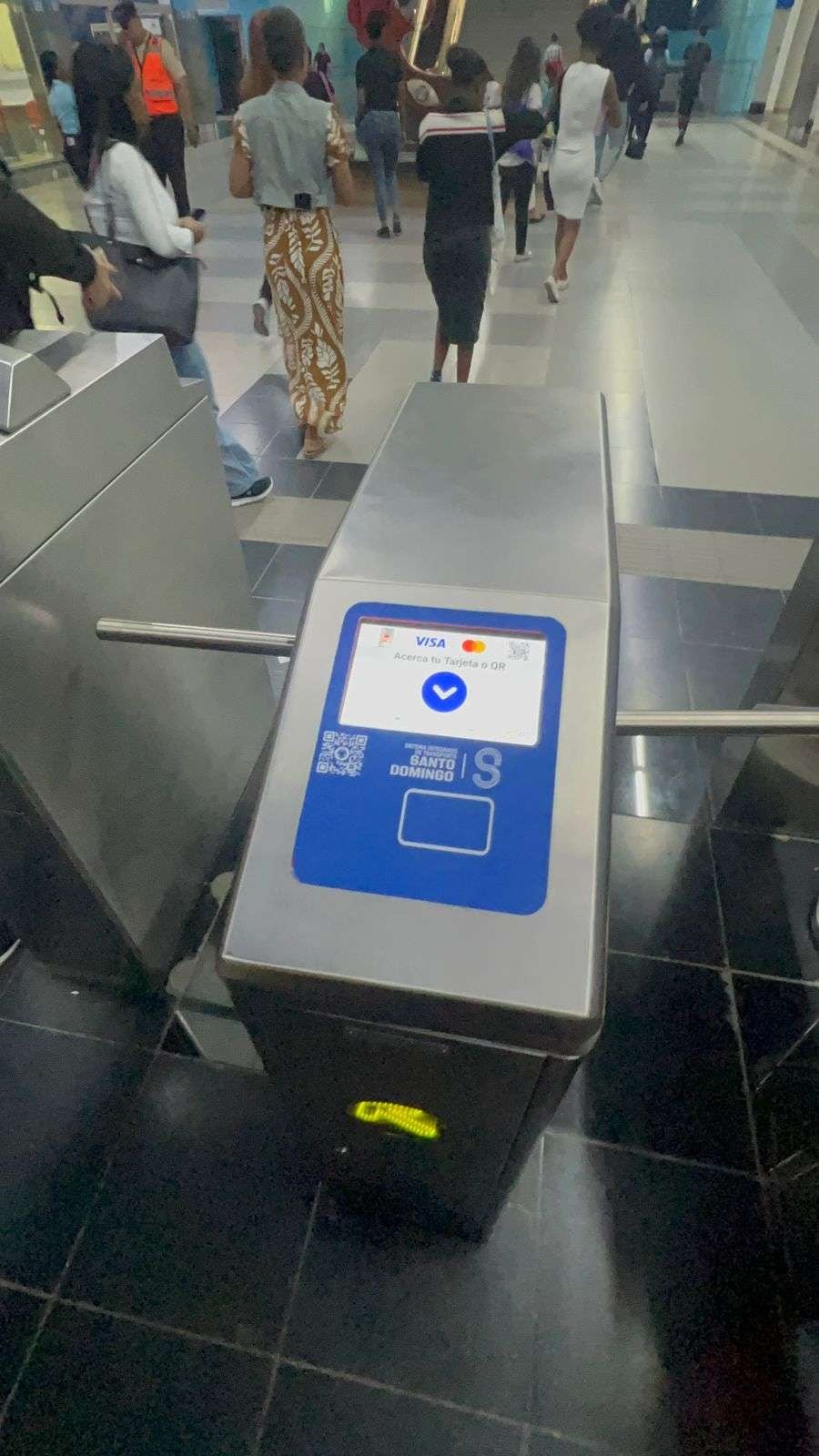 El Metro de Santo Domingo incorpora el pago con tarjetas de crédito y débito para agilizar la movilidad urbana en sus estaciones. (Cortesía: Tele Noticias)
