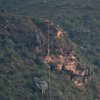 El slackline, o cinta floja, exige equilibrio y concentración total, especialmente al enfrentar recorridos de gran longitud y altura - crédito Diego Molano / Facebook