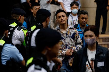 Una corte de Hong Kong condenó por subversión a 14 líderes políticos prodemocracia bajo la sombra de la “ley china” (REUTERS/Tyrone Siu)