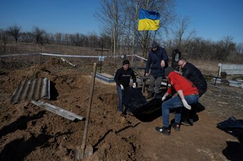 Voluntarios exhuman los cuerpos de