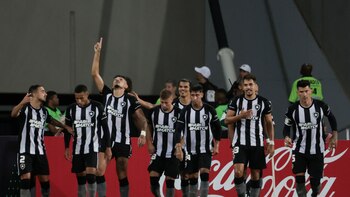 Botafogo golea a Coritiba y