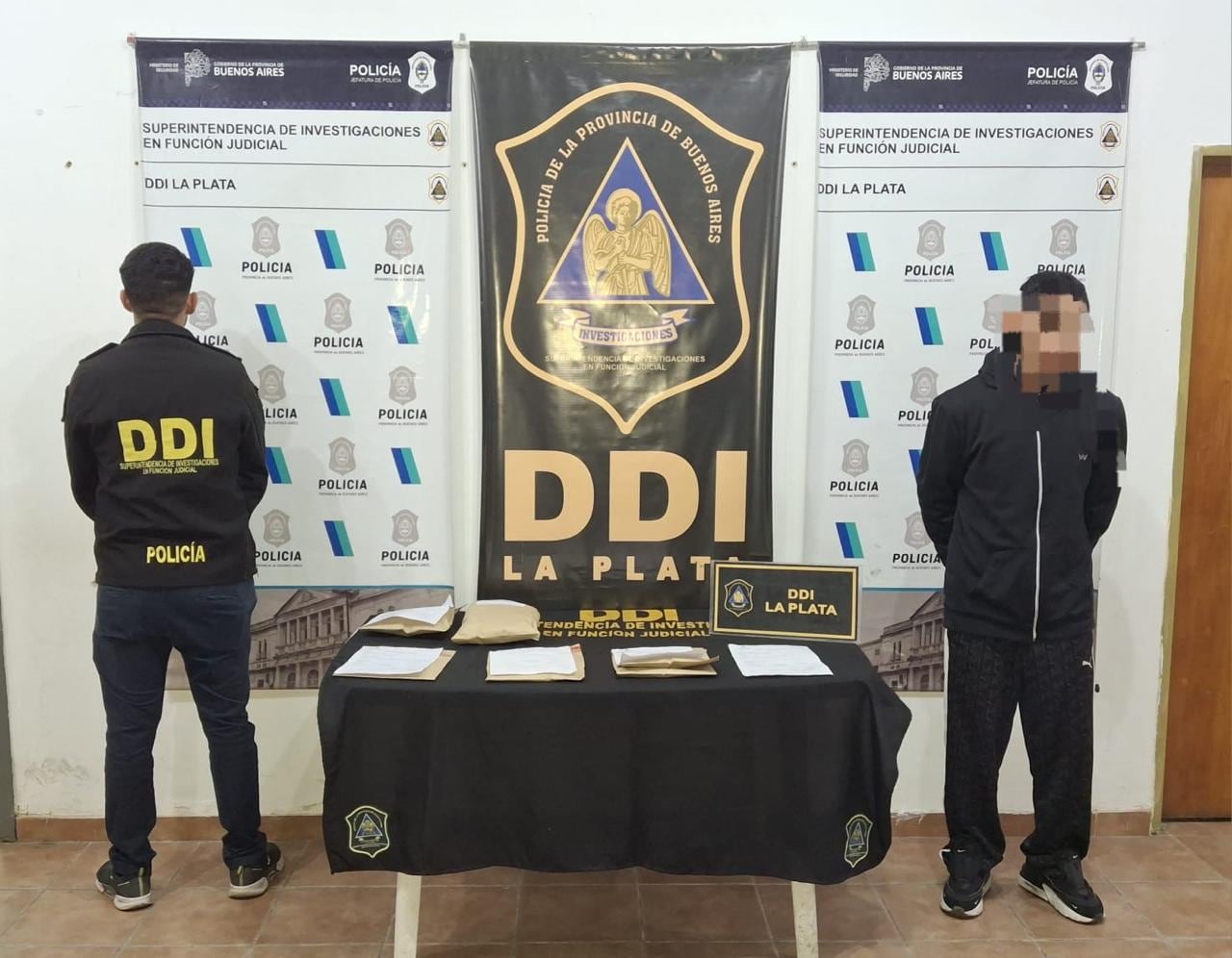 El joven detenido fue identificado como M.J.Z. de 20 años y tenía antecedentes penales por robo y tenencia ilegal de armas