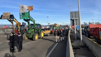 Unos 70 tractores cortan el