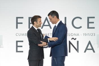 El presidente de Francia, Emmanuel Macron, y el presidente del Gobierno, Pedro Sánchez, se abrazan tras la firma de un Tratado de Amistad (David Zorraquino / Europa Press)