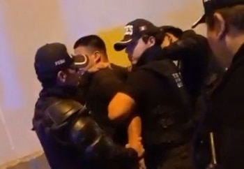 Serenos y policías interceptaron un vehículo gris en el cruce de las avenidas Universitaria y Antúnez de Mayolo, luego de seguir sus desplazamientos mediante cámaras de videovigilancia.