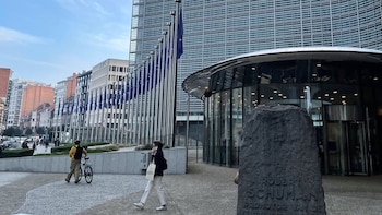 Bruselas propone retrasar un año las exigencias sobre emisiones de metano a los importadores de gas y petróleo