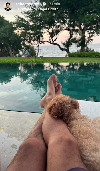El piloto mexicano frente a la alberca durante sus vacaciones de verano