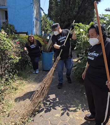 Brigadistas, diputado y personal de salud atienden a vecinos de Santo Domingo, en Coyoacán, durante las jornadas comunitarias que combinan limpieza de espacios públicos y servicios médicos gratuitos tras denuncias por acumulación de basura