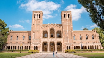 UCLA cuenta con más de 46.000 estudiantes y tasas de retención superiores al 95%, reflejando su éxito en satisfacción y desempeño académico