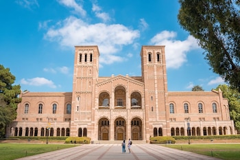 UCLA cuenta con más de 46.000 estudiantes y tasas de retención superiores al 95%, reflejando su éxito en satisfacción y desempeño académico (Secret Los Angeles)