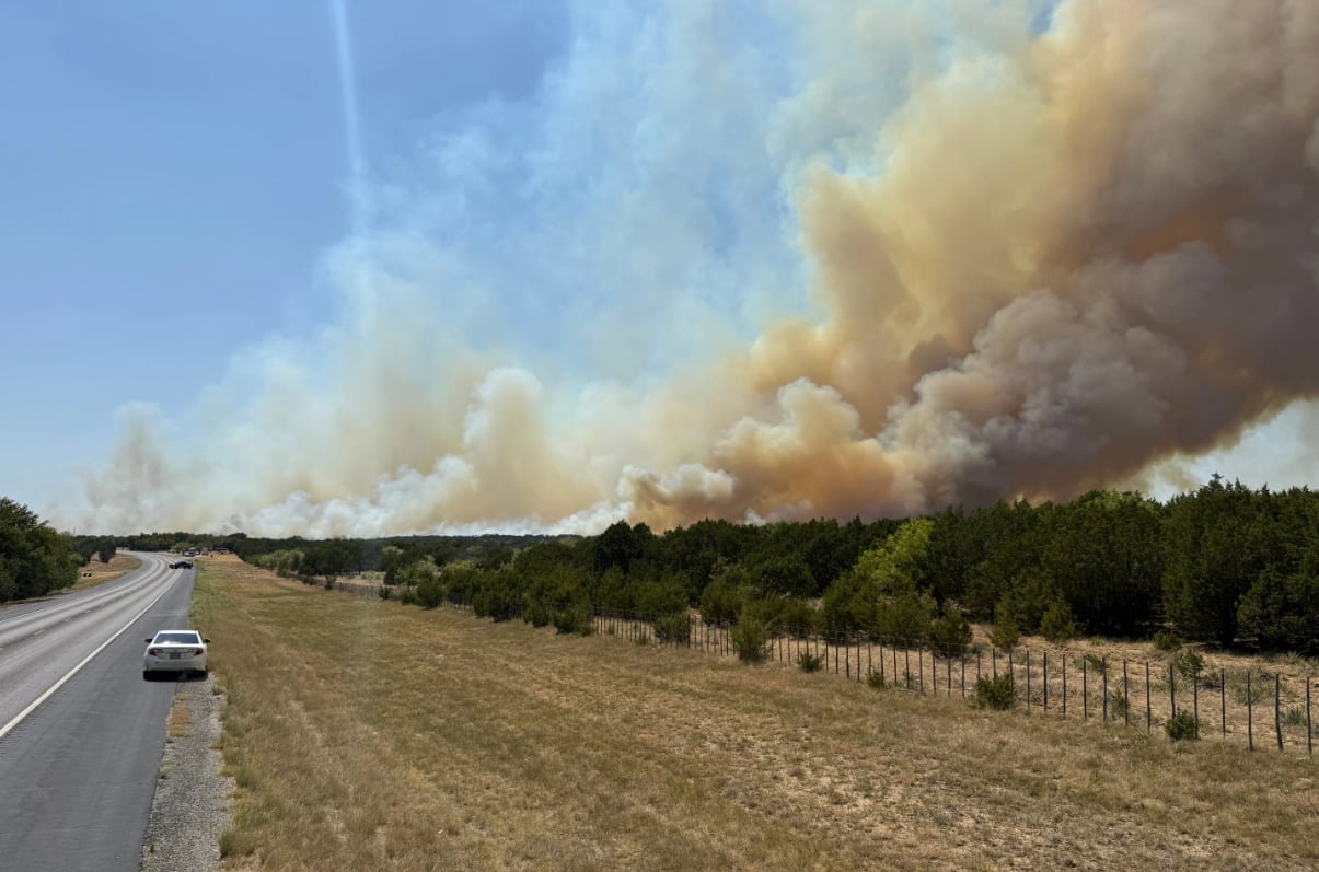El pronóstico del norte de Texas mantiene alto el riesgo de incendios por calor, baja humedad, falta de lluvias y vientos (Texas A&M Forest Service Via AP)