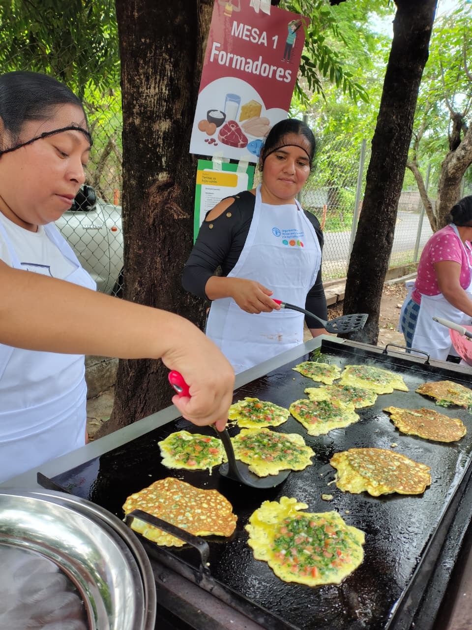Las mujeres rurales lideran los talleres de nutrición, transmitiendo conocimientos y promoviendo la alimentación saludable en sus comunidades./(FAO El Salvador)