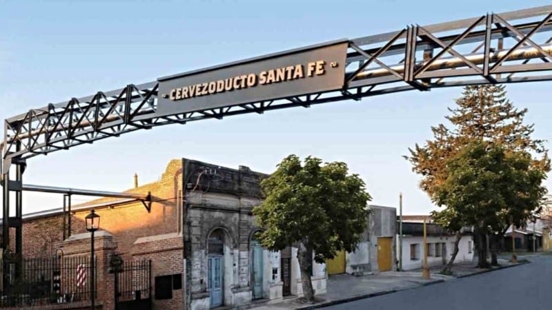 Un charco de cerveza en la calle fue el primer indicio del intento de conexión clandestina en la red que une la planta con el patio cervecero