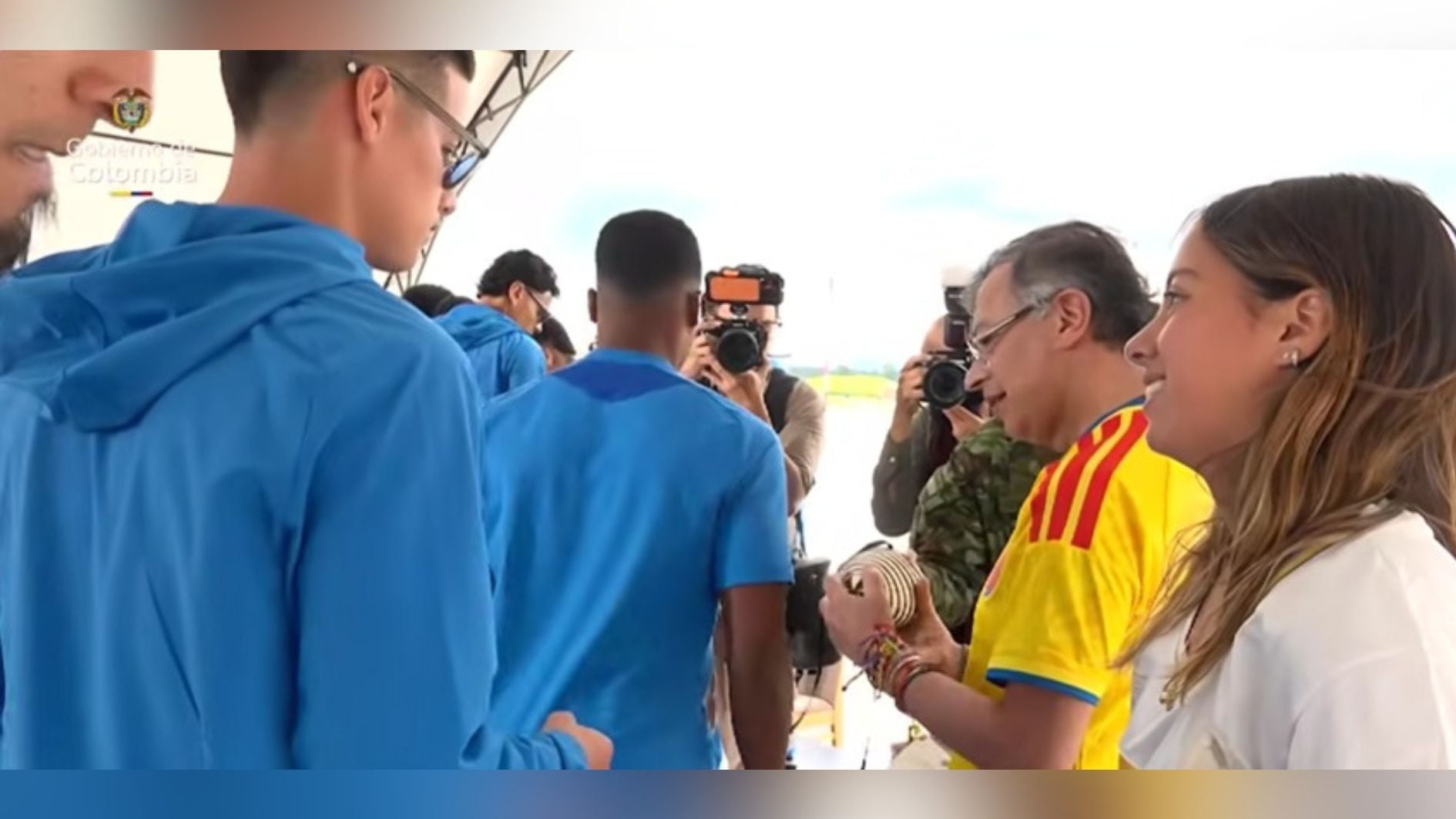 James Rodríguez fue criticado por no concederle una fotografía a Antonella, la hija del presidente Petro, que lo acompañó en el acto oficial - crédito captura de pantalla Presidencia de la República / YouTube