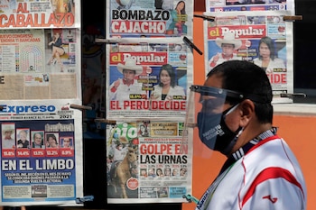 Portadas de periódicos luego del proceso electoral en Perú (EFE/Paolo Aguilar)
