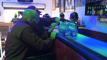 Capturado administrador de un bar en Bogotá que vendía botellas de licor adulterado: se aprovechaba de la ‘fiebre del fúlbol’ por el Mundial 2026