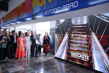Un grupo de funcionarios se une para la ceremonia de corte de cinta en la estación San Antonio Abad del Metro CDMX, con un cartel de la estación de fondo